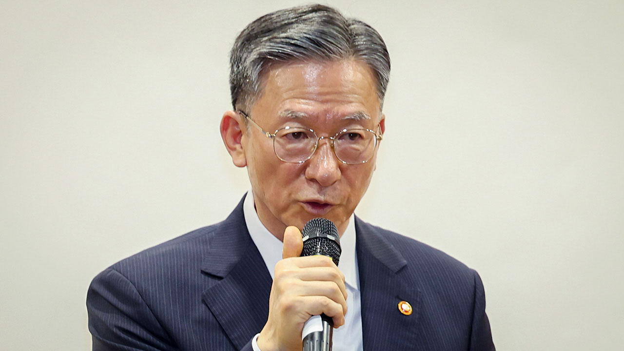 스타벅스 5·18 논란에 정성호 법무장관 "역사 왜곡·희생자 조롱 무관용 원칙"