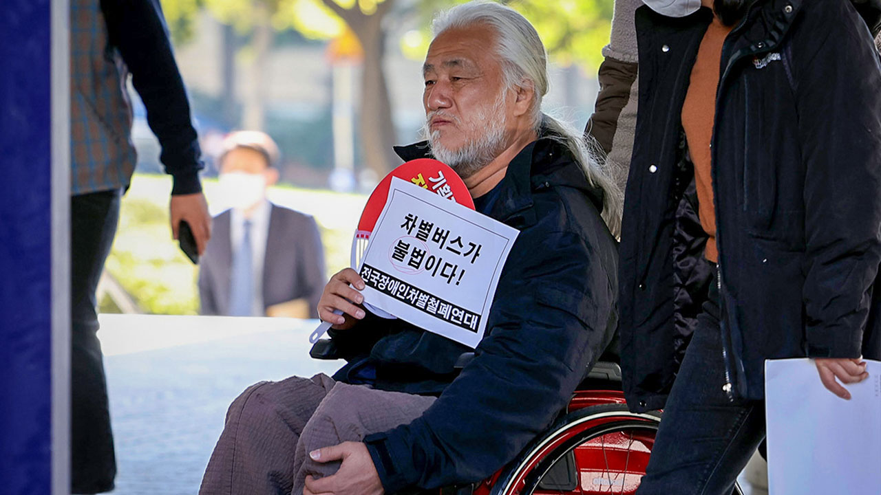 '이동권 보장 스티커 부착' 전장연 박경석 대표 벌금형 확정