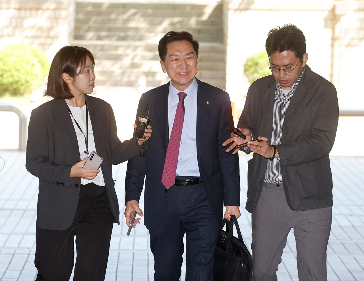 '김건희에게 로저비비에 청탁 혐의' 김기현 의원 부부, 첫 재판 출석