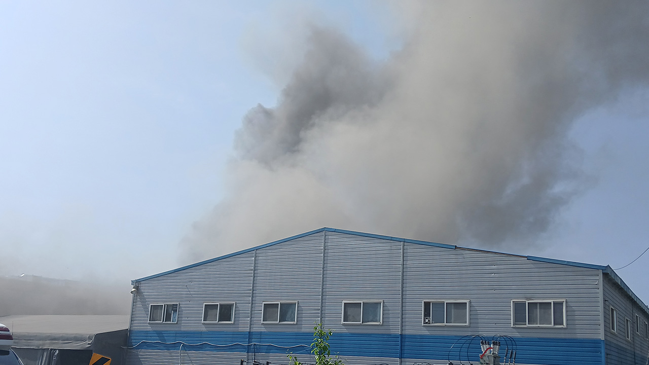충남 서산 자동차 부품공장 불‥소방관 2명 다쳐