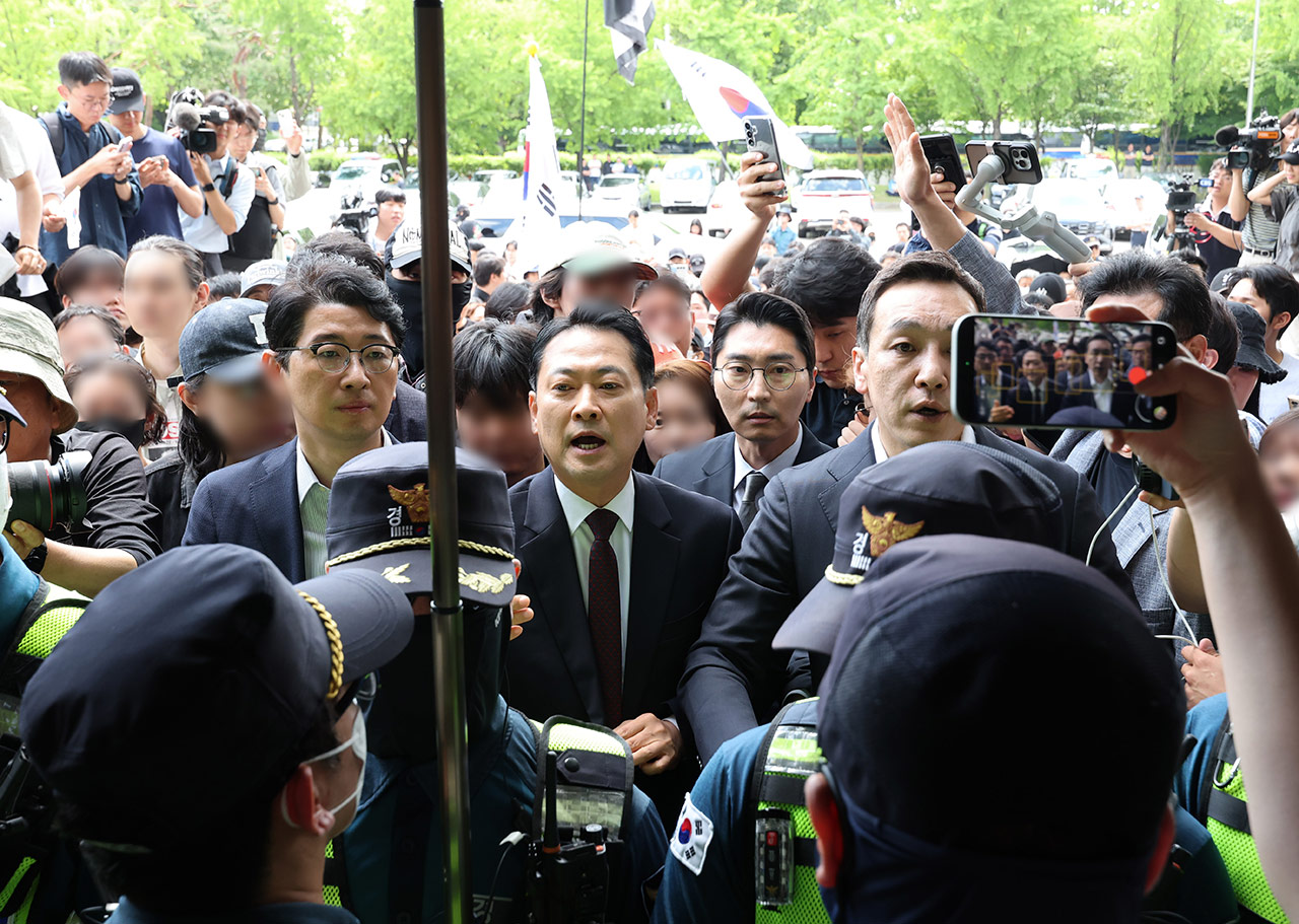 '부정선거 주장' 시위대, 송파구 개표소 앞에서 "개표 중단" 요구