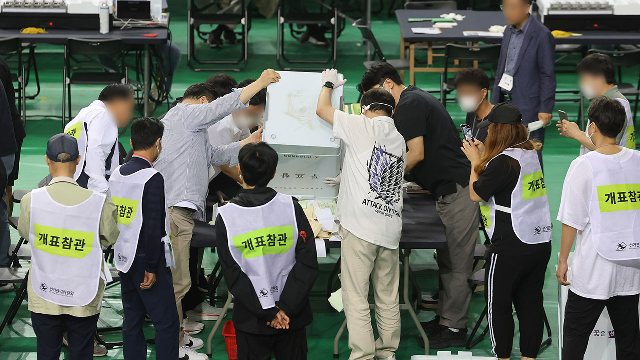 경찰, 시위대 봉쇄 뚫고 투표함 2개 개표소로 옮겨‥개표 시작