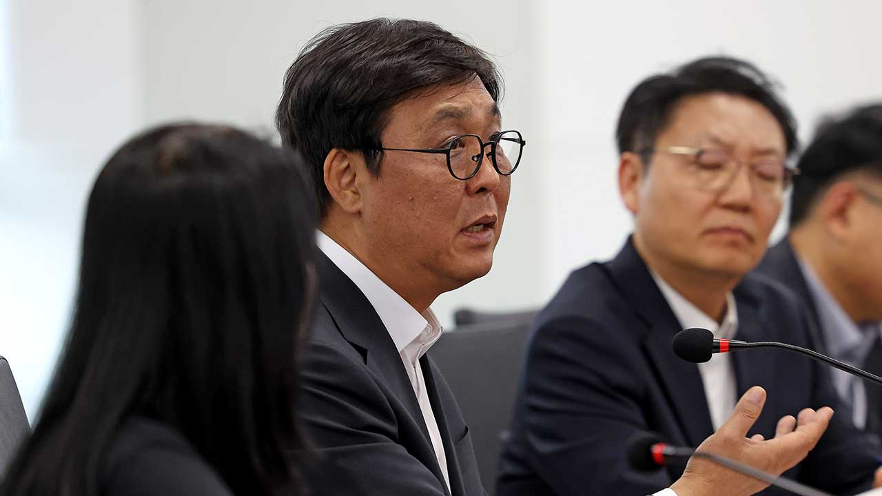 시위에 봉쇄된 핸드볼체육관‥문체부 "입주 단체 피해 최소화 적극 지원"