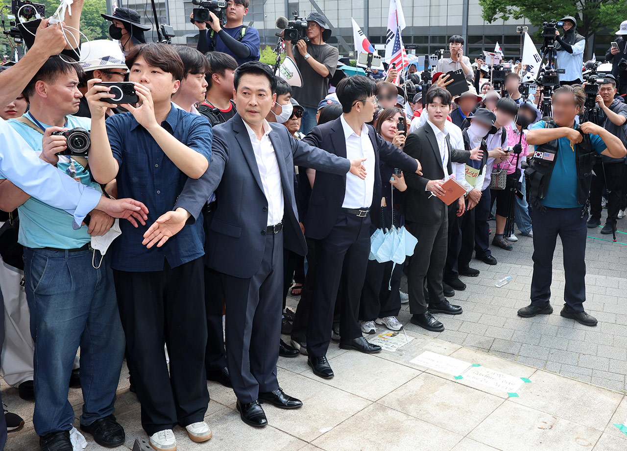 시위자 1명이 막은 문‥체육단체, 결국 현장 철수