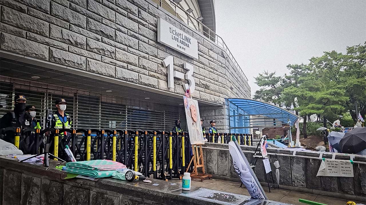 경찰, 개표소 시위 현장서 가스총 소지한 80대 남성 적발
