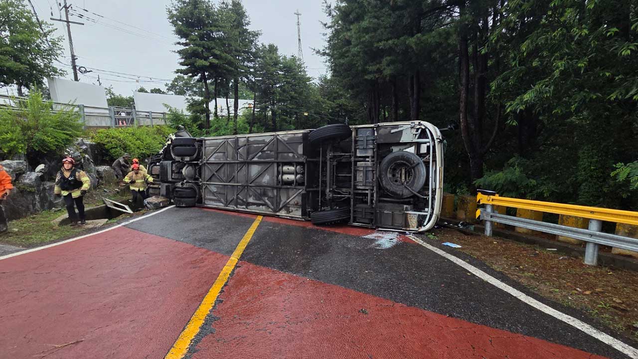 경기 파주 도라산 전망대 오르던 관광버스 전도‥미국인 등 10명 부상 