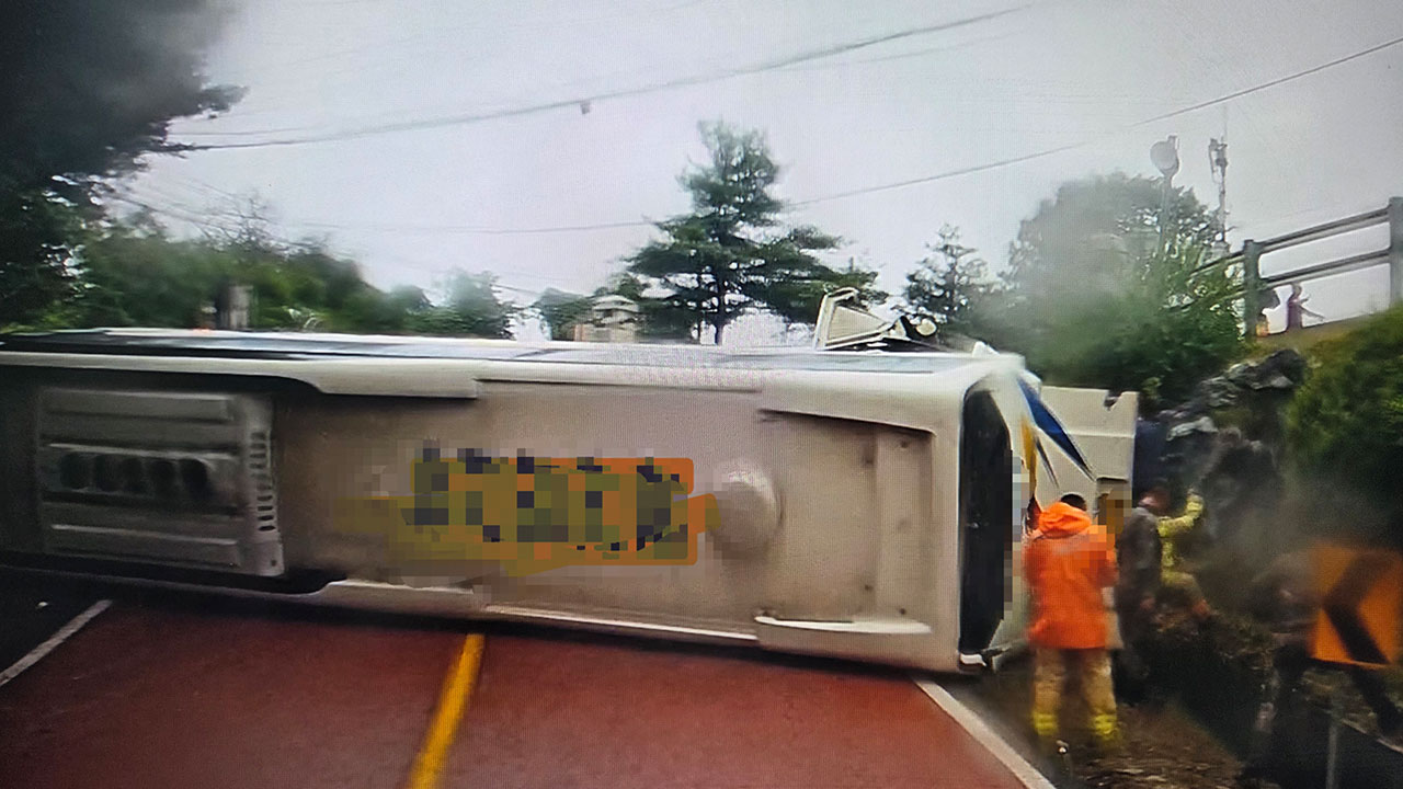 경기 파주 도라산 전망대 오르던 관광버스 전도‥미국인 등 10명 부상 
