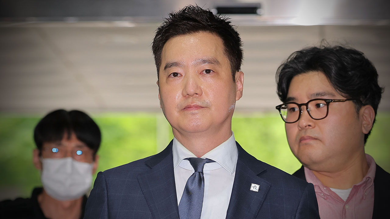 배우 김수현 명예훼손 혐의로 구속된 유튜버 김세의, 결국 구치소 독방행
