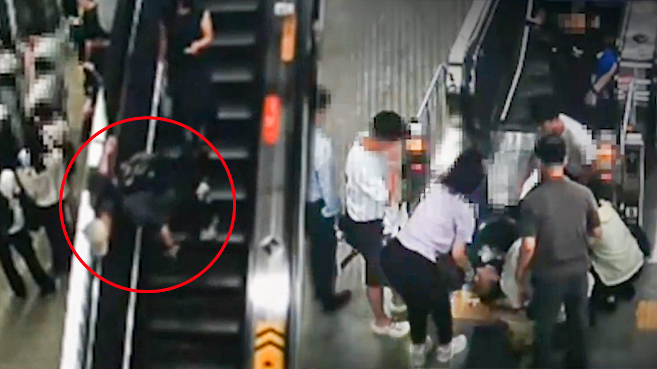 에스컬레이터서 굳어 고꾸라진 남성… 시민과 경찰이 사력 다한 쥐어짜기 CPR