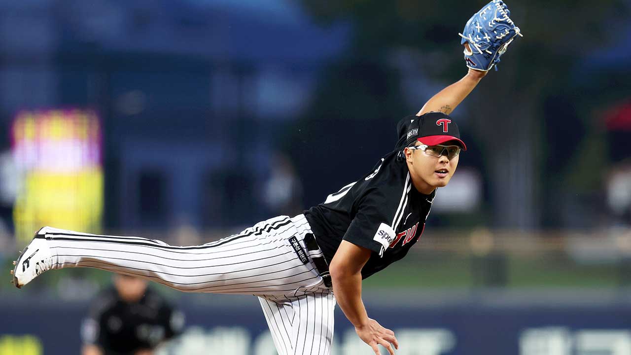 프로야구 LG 오른손 투수 이지강, 팔꿈치 수술로 재활 1년 예상