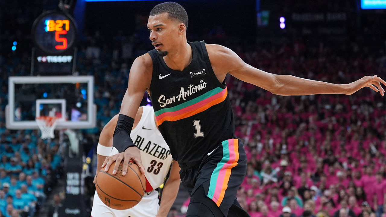 NBA 웸반야마, 사상 첫 '만장일치' 올해의 수비 선수상 수상