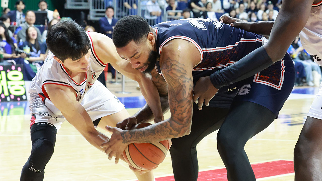 KCC, 정관장 꺾고 4강 PO 2승 선착‥챔프전까지 1승 