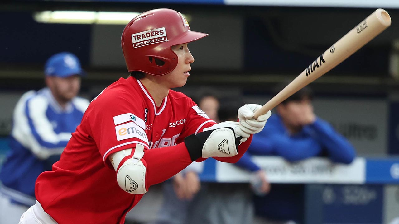 '개막 22경기 연속 안타' SSG 박성한, 개인 첫 KBO 월간 MVP