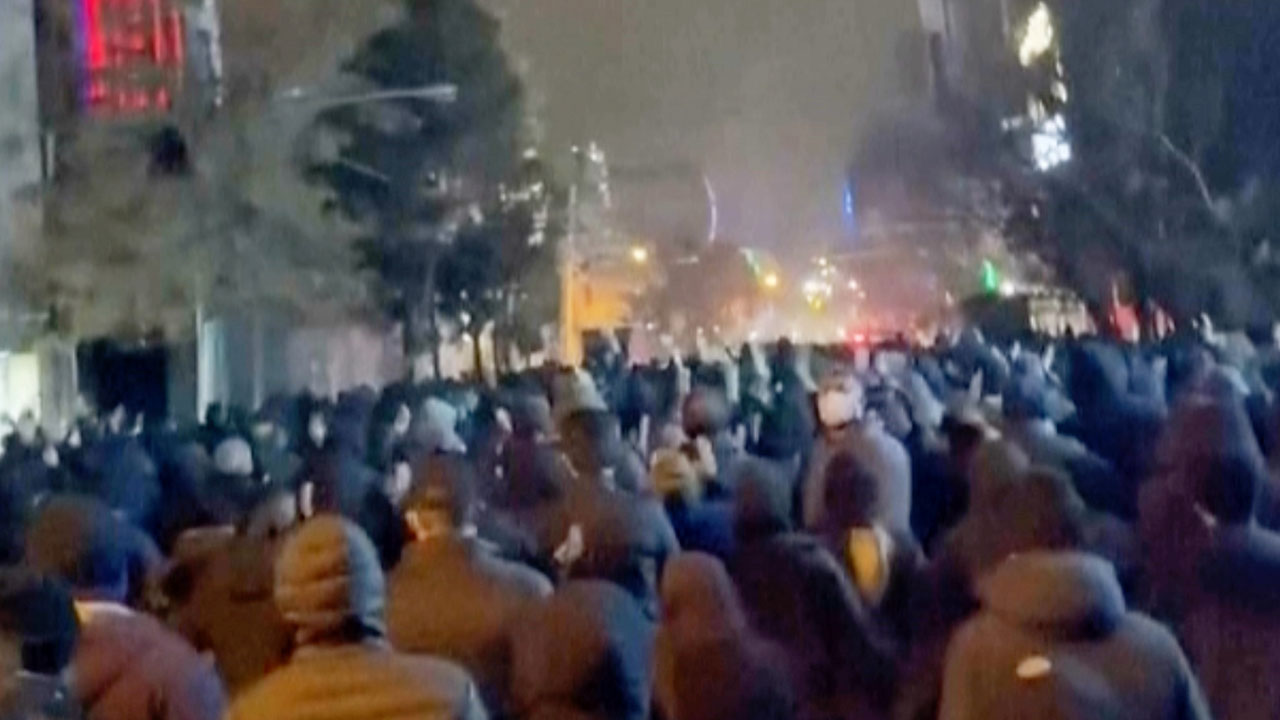 이란 반정부 시위 격화‥강경 진압에 사망자 100명 넘어서