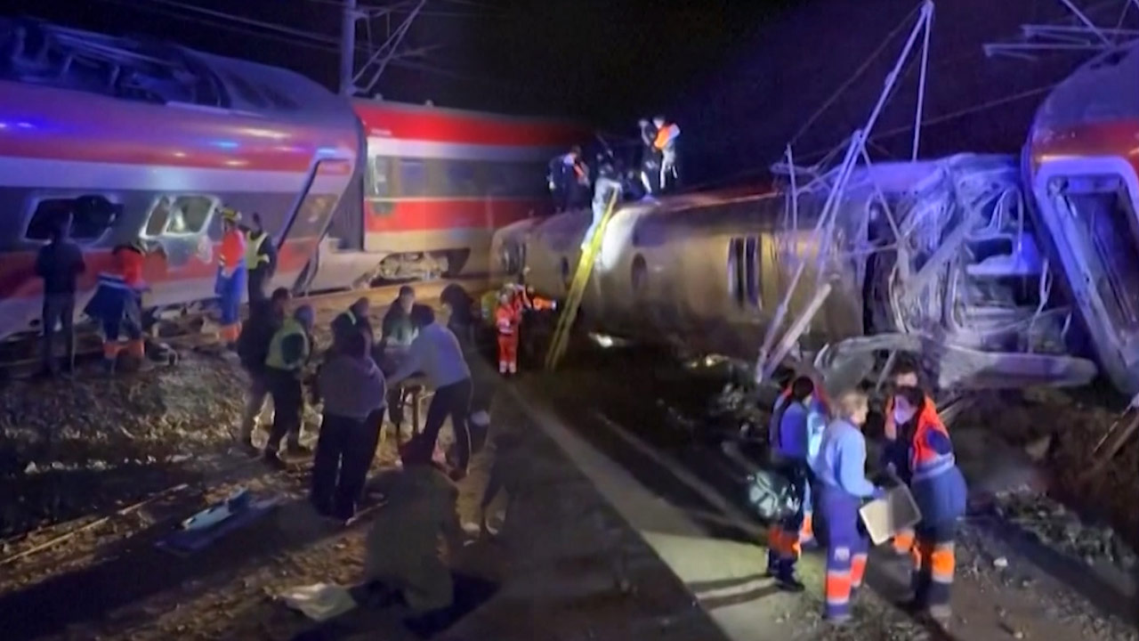 스페인 고속열차 정면충돌 최소 21명 사망·100여 명 부상