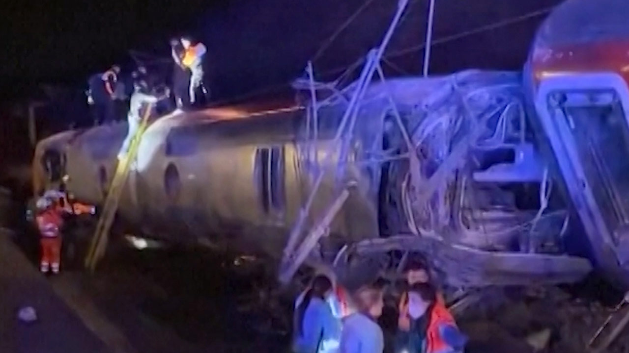 스페인 고속열차 정면충돌 최소 21명 사망·100여 명 부상