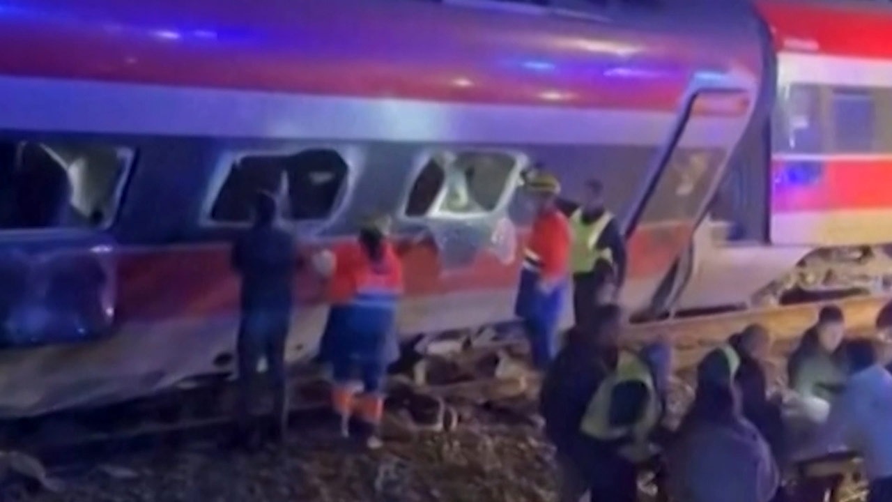 스페인 고속열차 정면충돌 최소 21명 사망·100여 명 부상