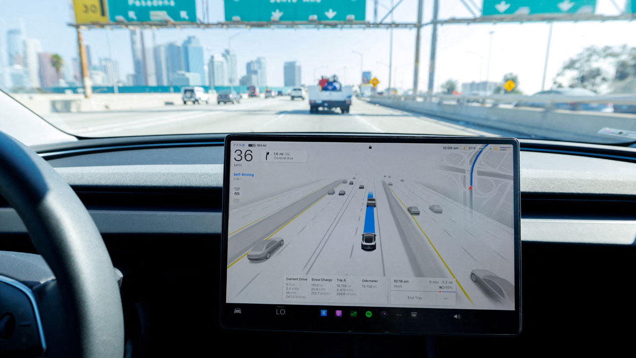 테슬라, 무료 주행보조 오토파일럿 중단‥"유료 FSD 판매 포석"