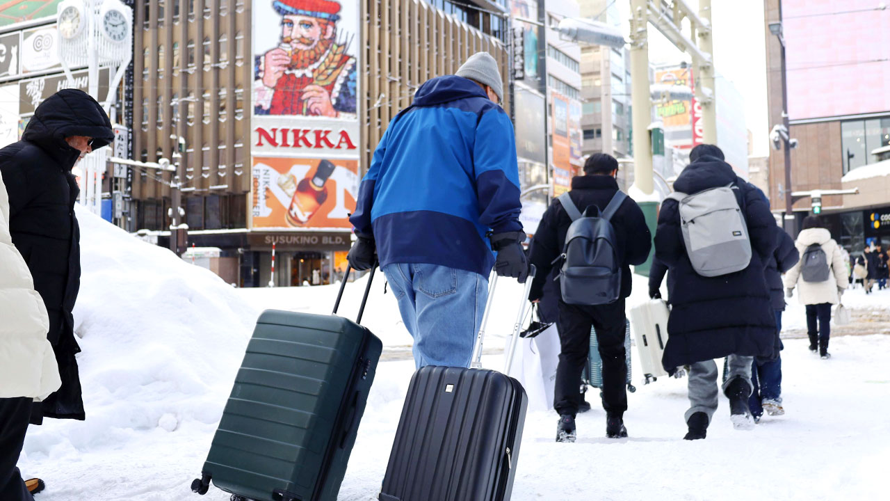 日북부 기록적 폭설‥적설 4ｍ 넘어 교통 마비·공항 고립