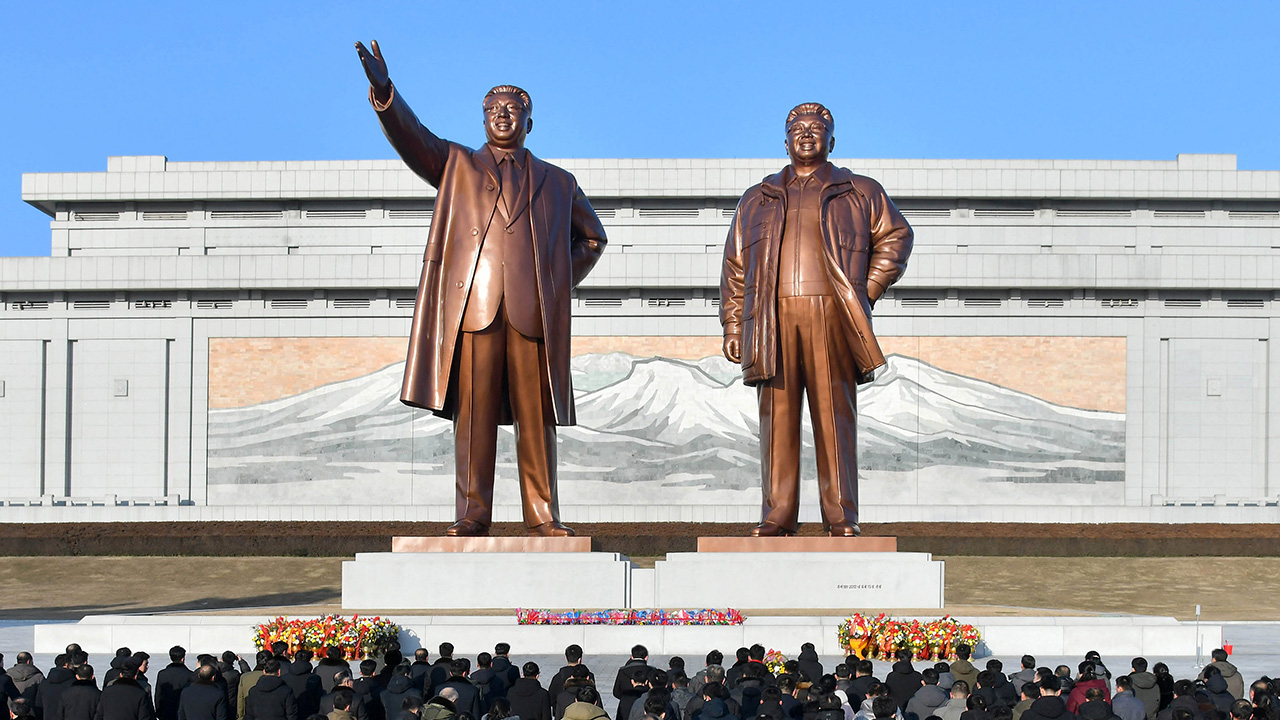 러 건설사들, 김정일 생일에 헌화‥"北노동자 파견 확대 신호"