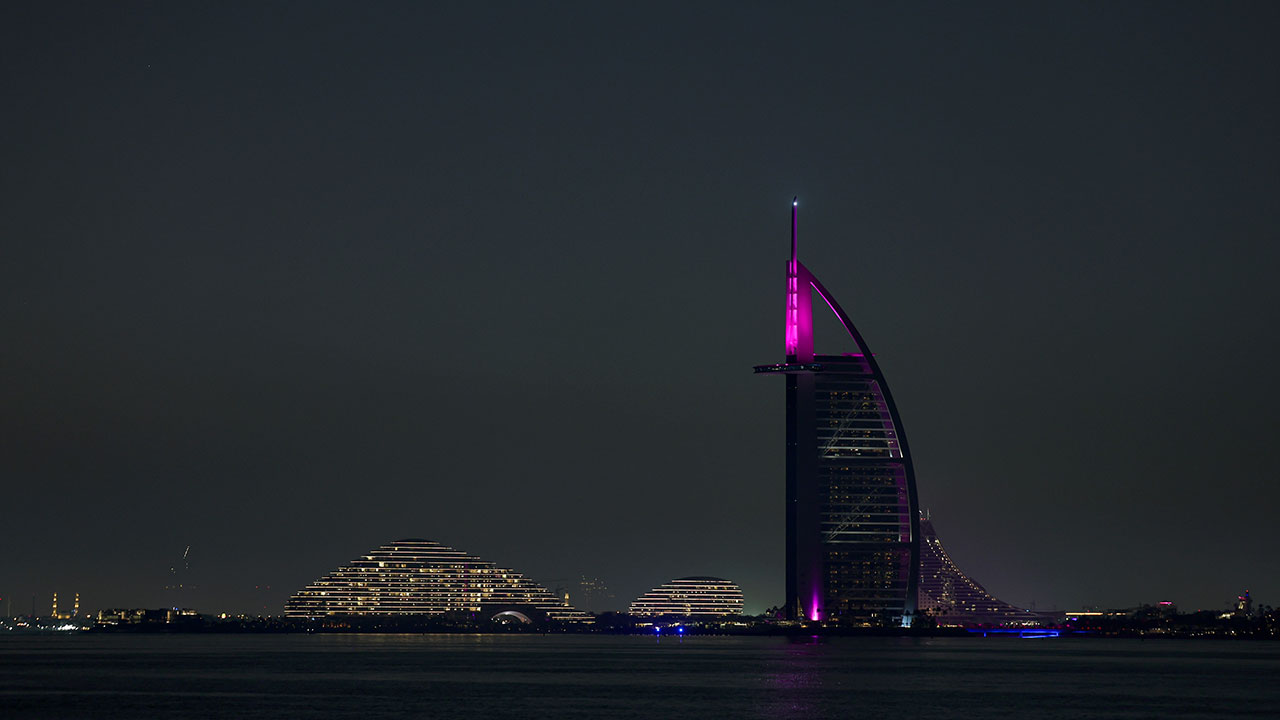 두바이 '랜드마크' 7성급 호텔 부르즈알아랍, 드론 파편 맞아 화재