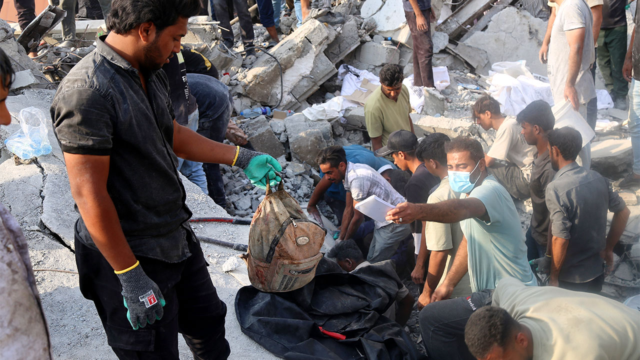 [속보] 공습에 이란 초등생 폭사 148명으로 늘어‥이란 "전쟁범죄"