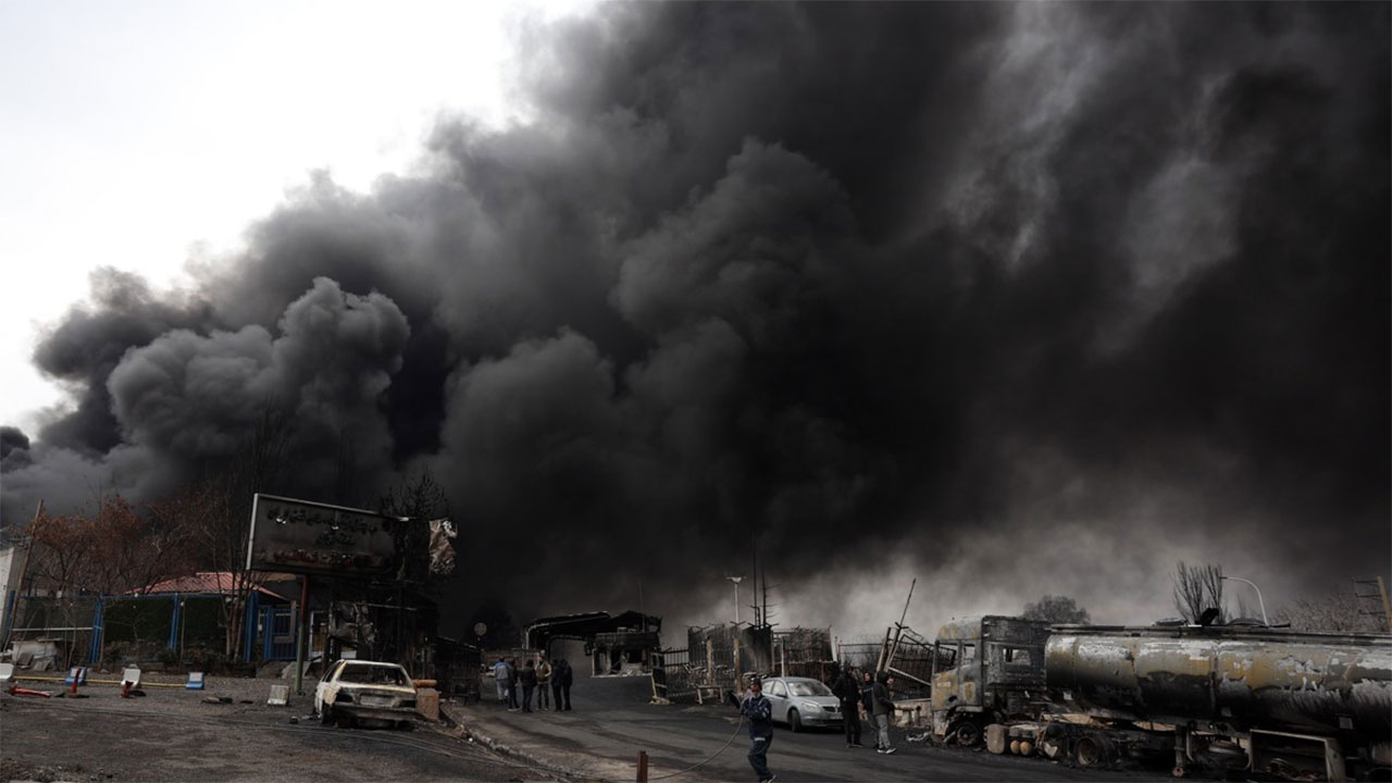 이란군 "이스라엘 정유시설 공격‥석유저장고 피격 보복"
