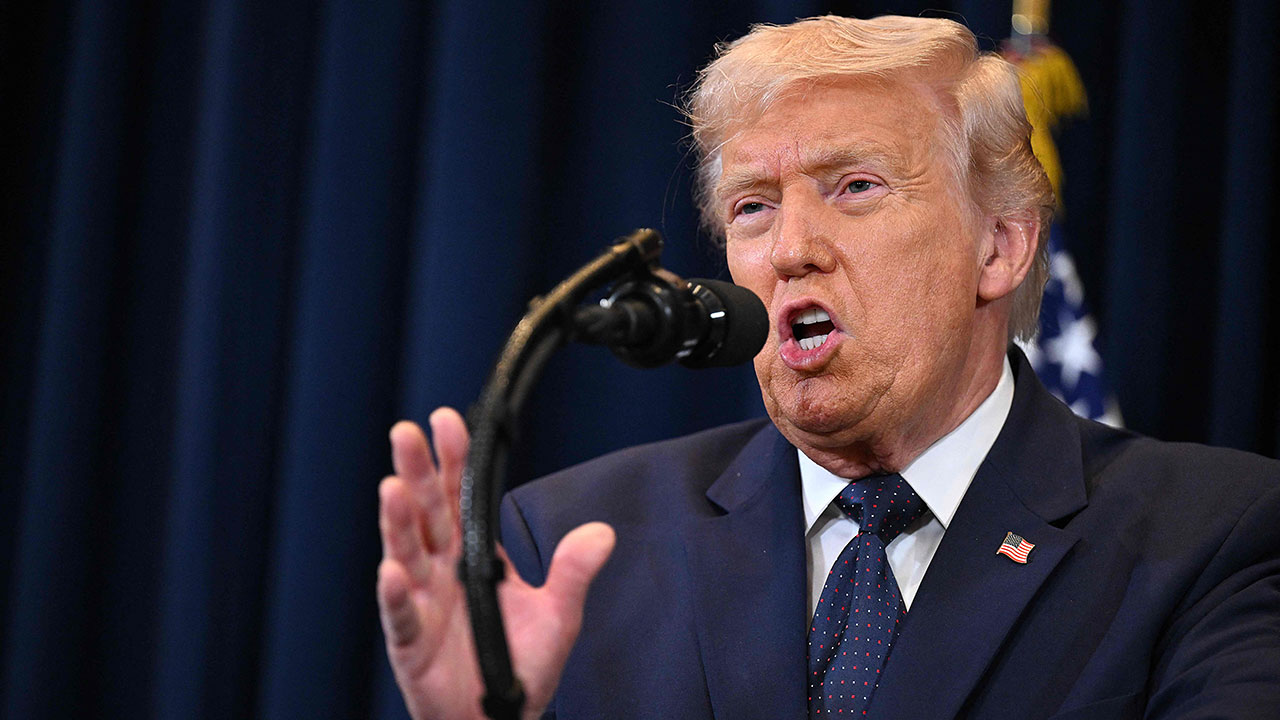 트럼프 "이란이 호르무즈 봉쇄하면 국가로서 재건 불가능하게 만들 것"