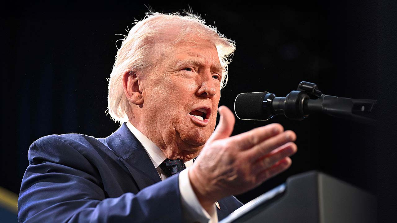 트럼프 "이란 하르그섬 군사목표물 완전파괴‥석유 인프라는 제외"