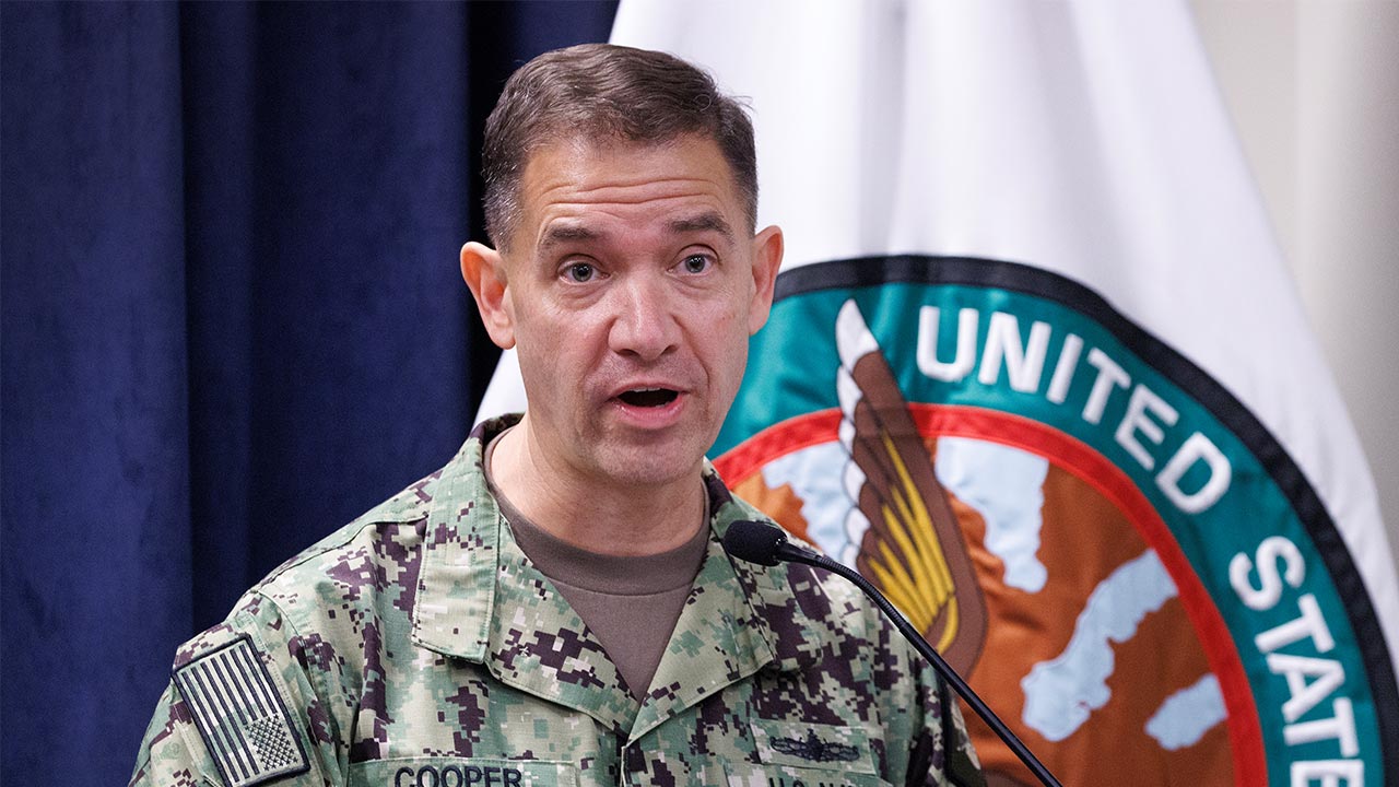 미군 "호르무즈 통행 선박 위협하던 이란 미사일기지들 타격"