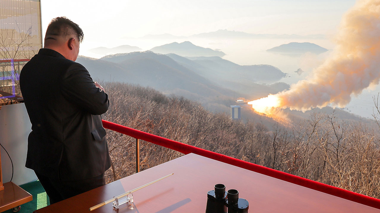 김정은, 새 고체엔진 시험 참관‥"전략적 군사력 최강 올려"