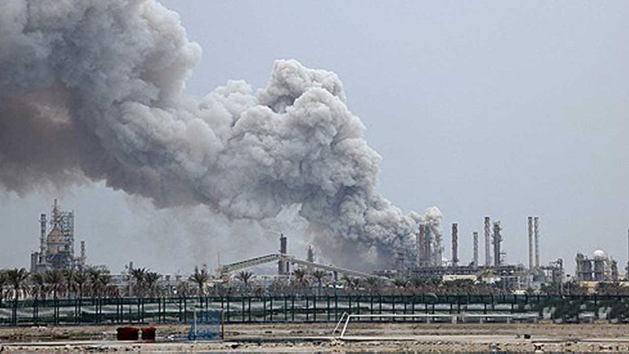 이란군, 중동 석유화학 시설 난타‥"기반시설 파괴 보복"