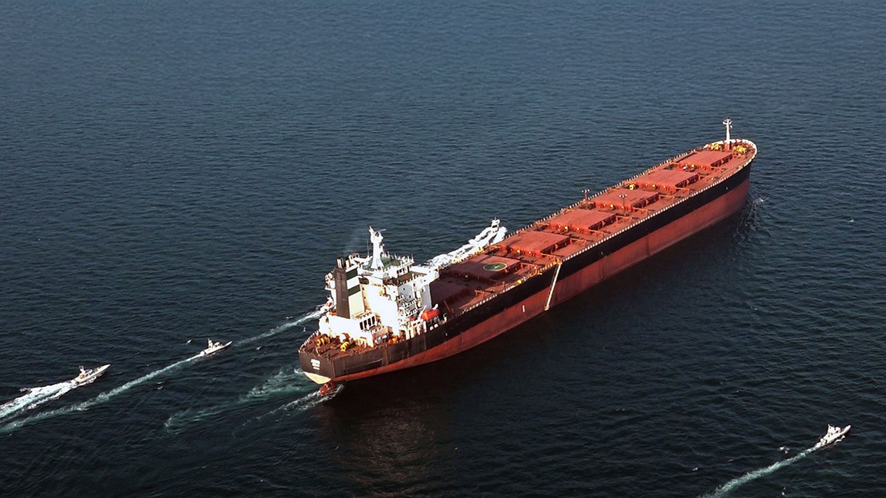 휴전 발표 첫날, 호르무즈 해협 선박 2척 통과