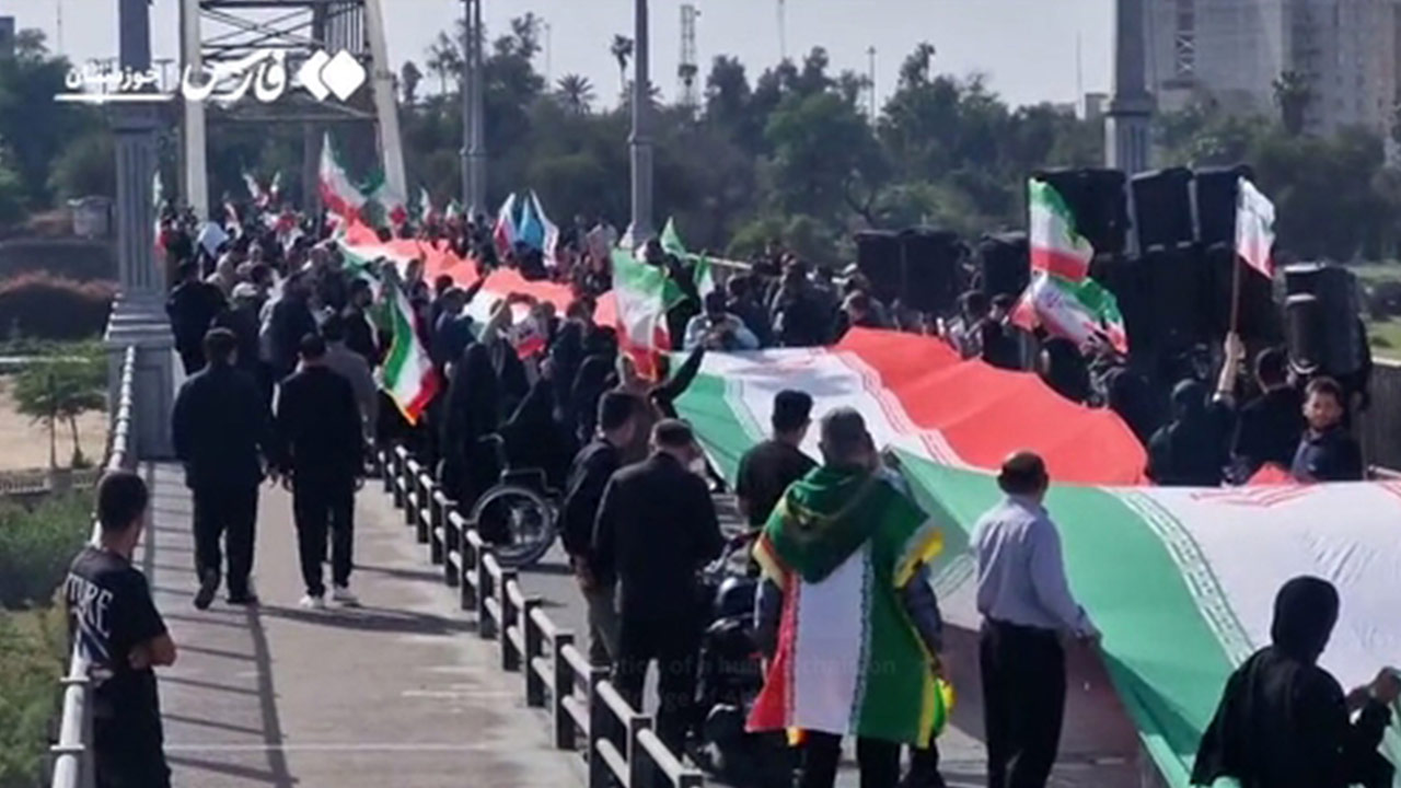 트럼프에 맞서 이란 발전소·다리 앞 '인간 사슬'