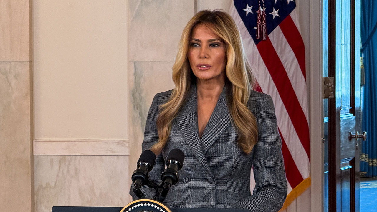 멜라니아 "엡스타인에게서 트럼프 소개받지 않았다"