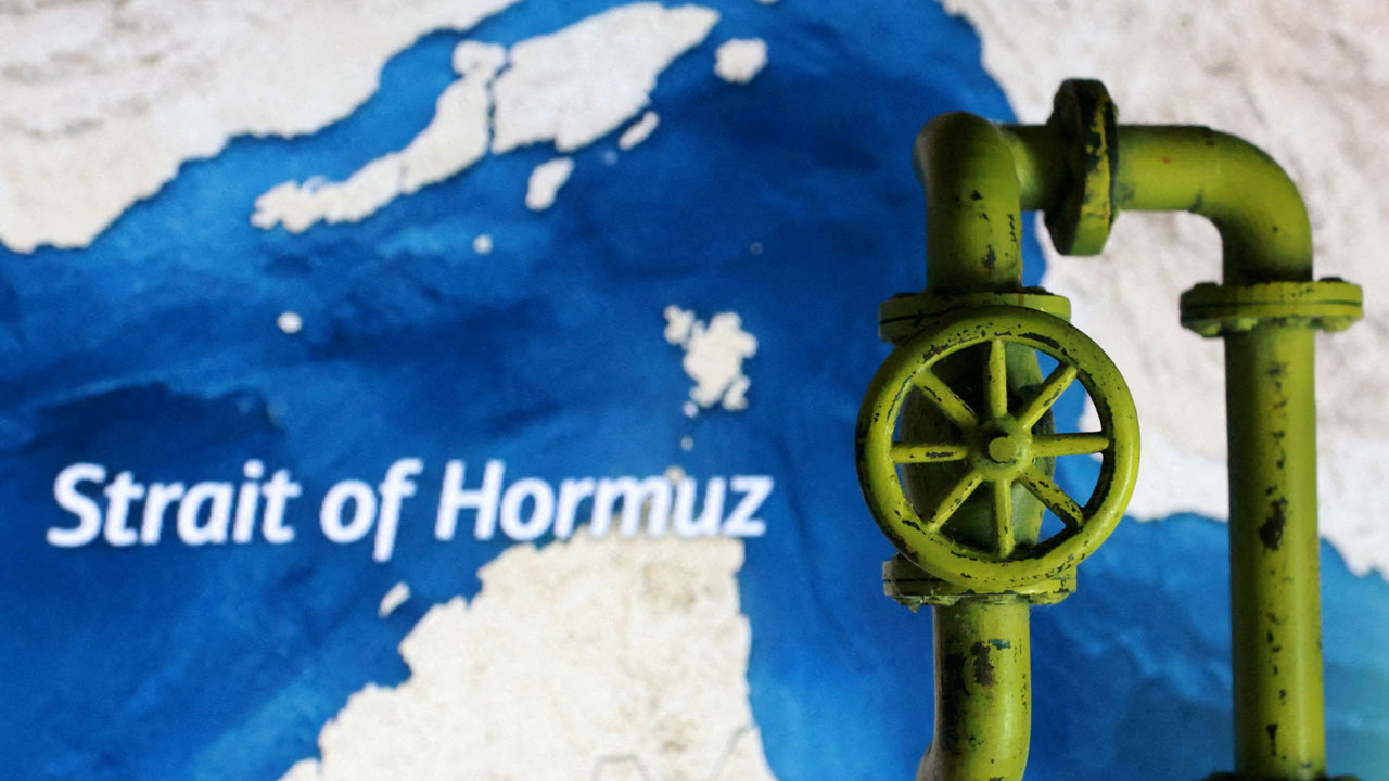 "휴전 후 비이란 유조선 첫 호르무즈 해협 통과"