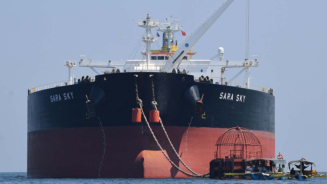 미국, 러시아산 원유 판매 허용 조치 한 달 연장