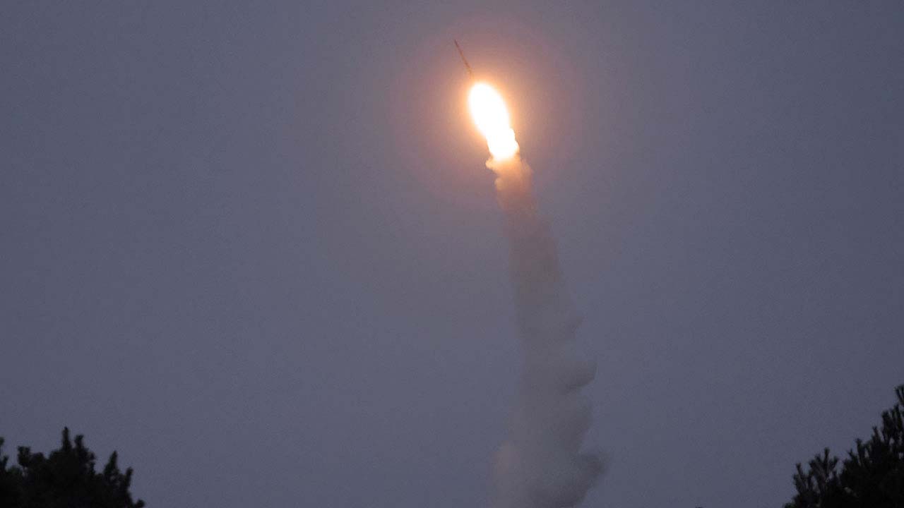 日 "北 탄도미사일 가능성 물체, 日EEZ 밖 낙하한 듯"