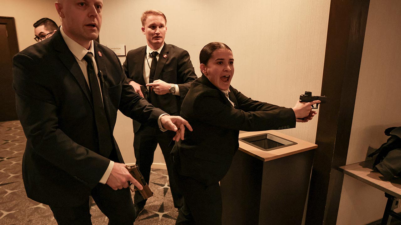 '트럼프 참석' 백악관 기자단 만찬서 총격‥"트럼프 피신, 부상 없어"