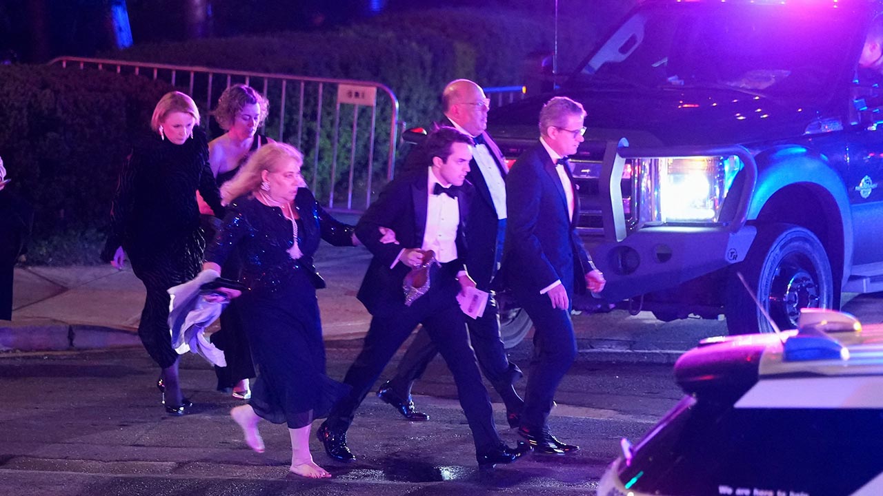 '트럼프 참석' 백악관 기자단 만찬서 총격‥"트럼프 피신, 부상 없어"