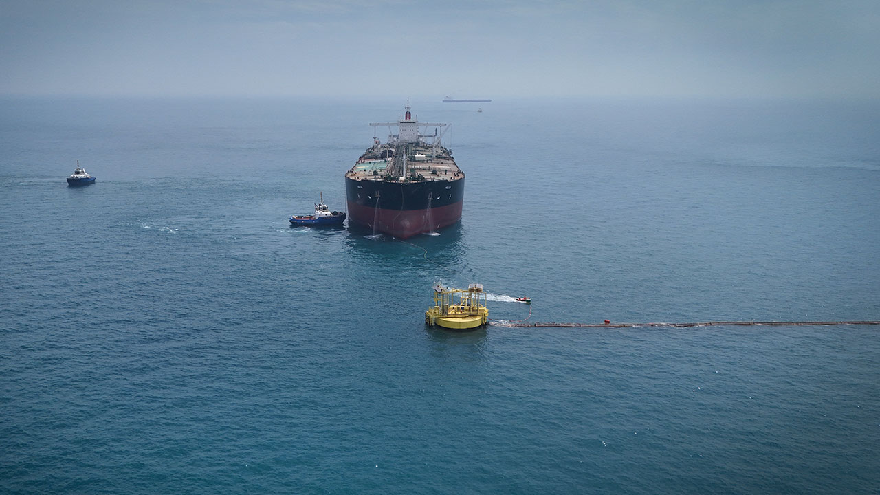 "이란 석유 4백만 배럴, 미군 봉쇄 뚫고 호르무즈 통과"
