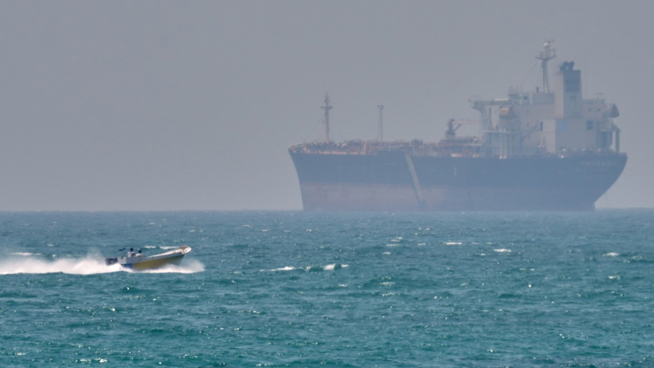일본 초대형 유조선 호르무즈해협 통과, 일본 정부 "협상 성과·통항료 안 내"