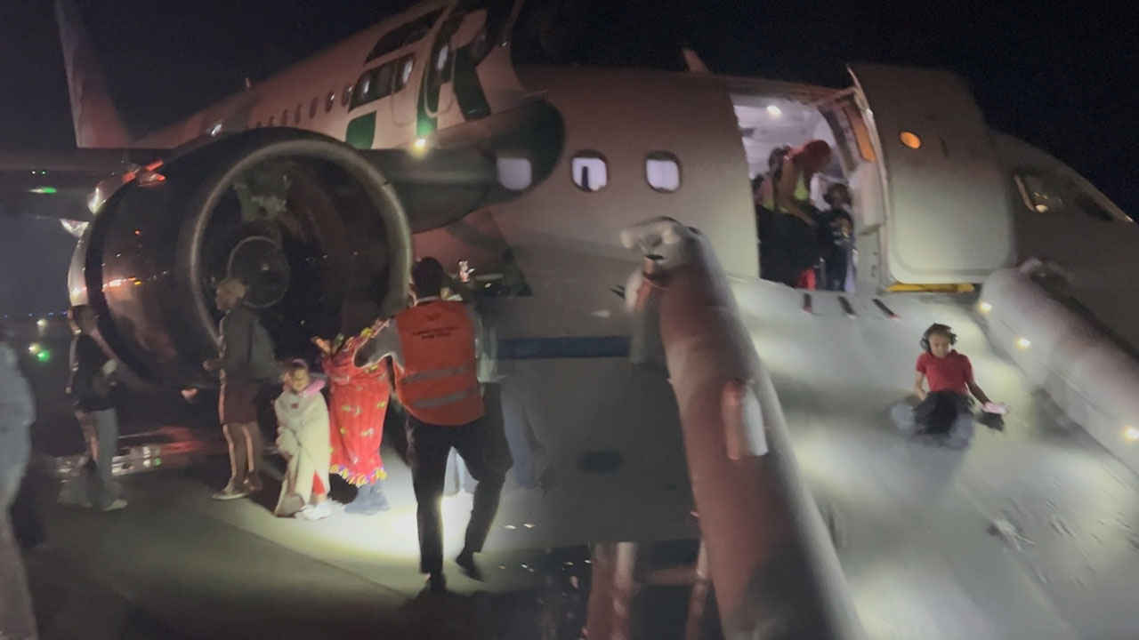 美공항 활주로서 여객기 이륙중 보행자 충돌‥승객 비상탈출