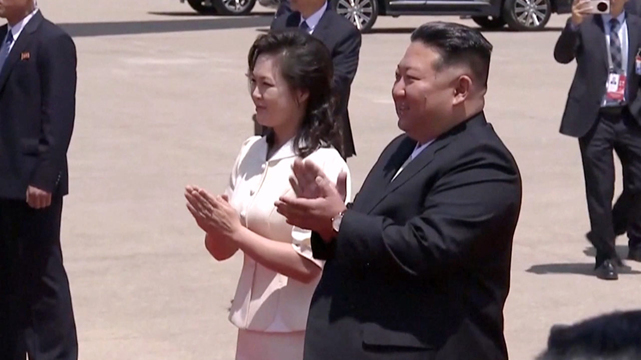 [속보] 김정은·리설주, 평양공항서 시진핑 부부 영접‥공항에 '레드 카펫'