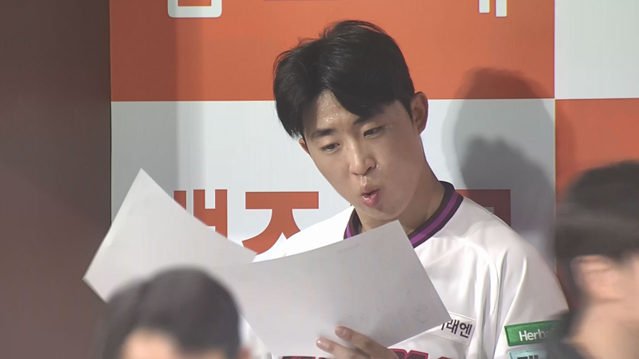 더그아웃에서 분석지를 읽는 배동현