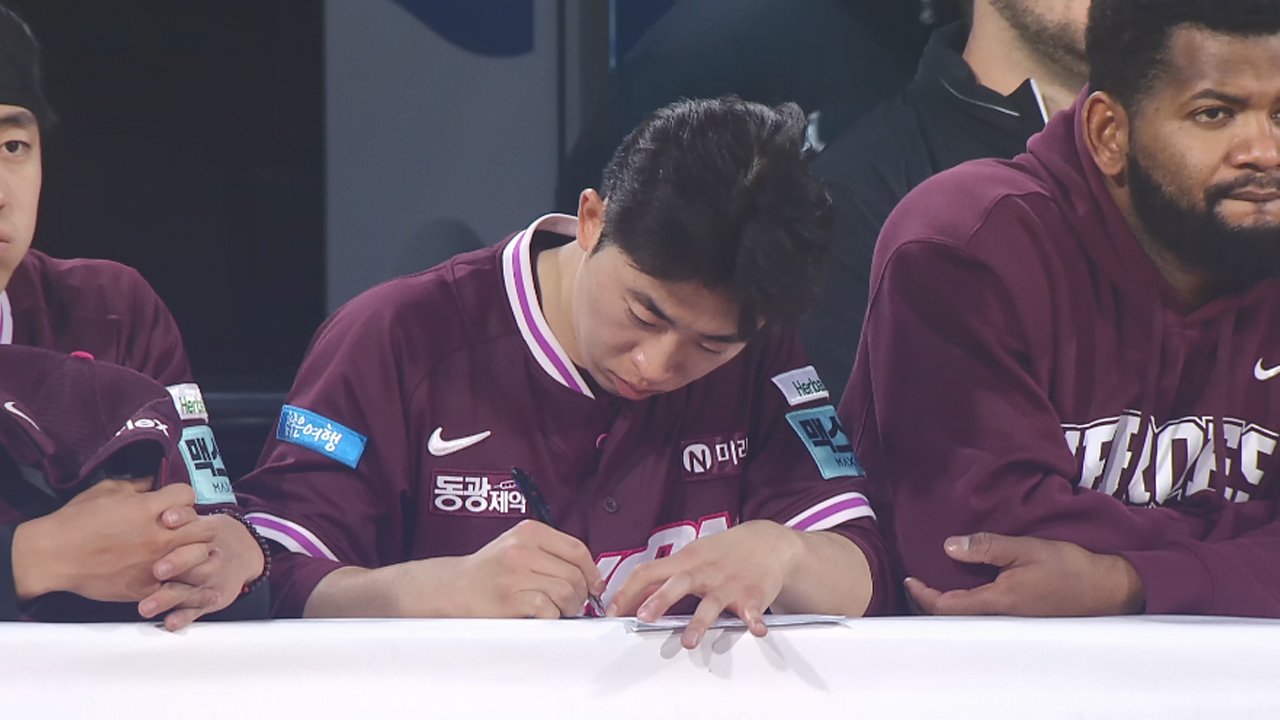 등판을 마치고 경기 내용을 복기하는 배동현