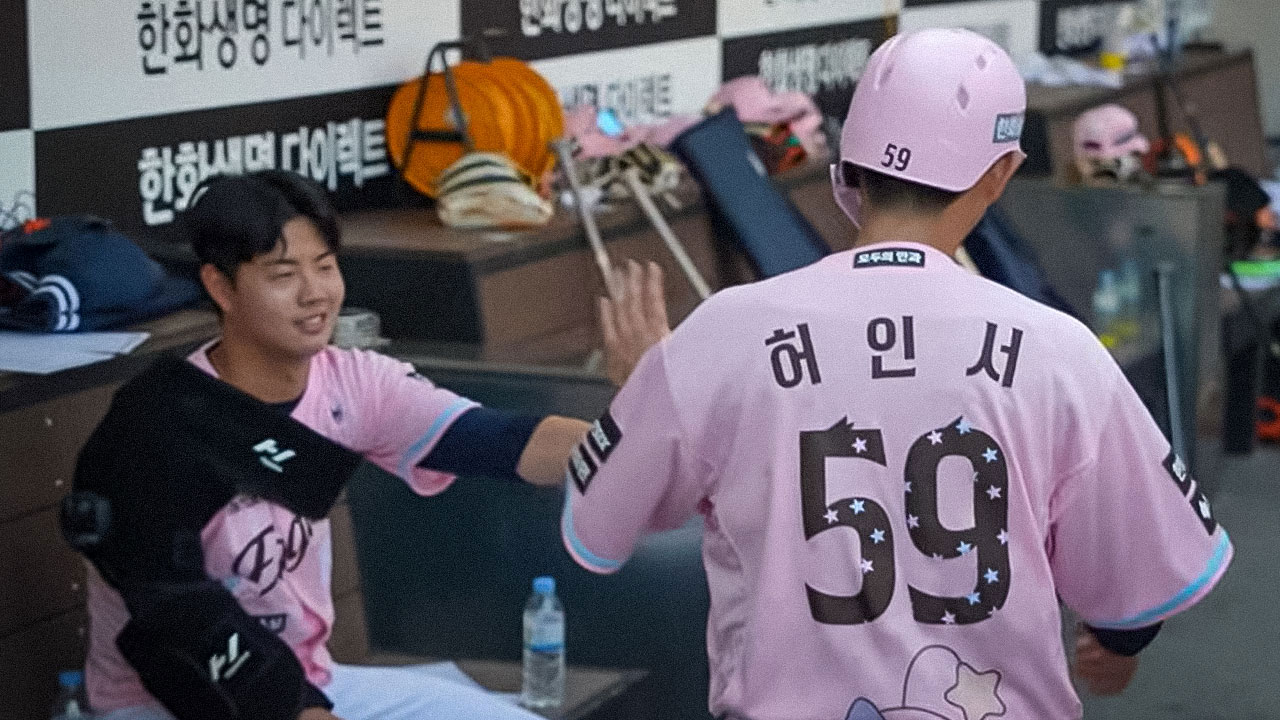 홈런 후 박준영과 하이파이브 나누는 허인서 [사진 제공: 한화이글스]