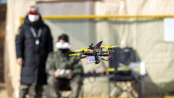 [외통방통] 소형폭탄 실은 '공격용 드론' 뜬다…'드론봇' 전투 현실되나
