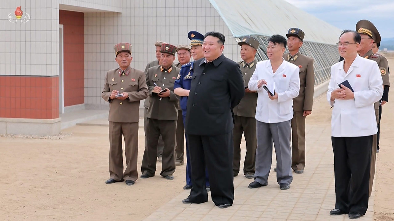 [인싸M] 북한 공군 비행장이 사라진다? "온실농장 지어라"