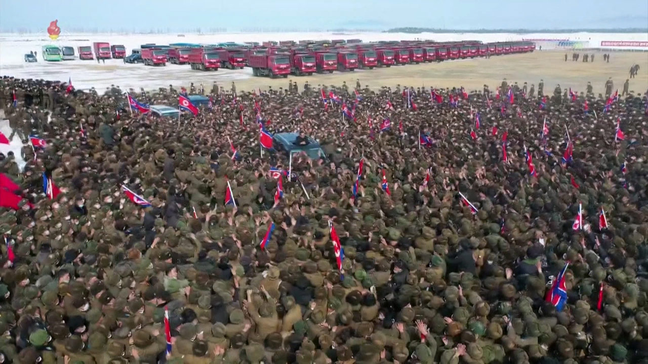 [인싸M] 북한 공군 비행장이 사라진다? "온실농장 지어라"